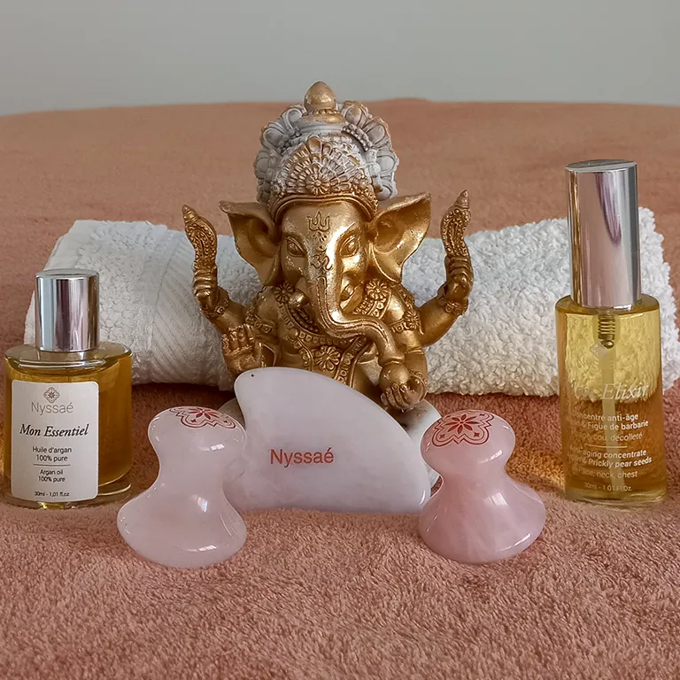 Marion Serradimigni en train de faire un massage au Gua Sha à l'Envol des Sens en Drôme 26 Montélimar